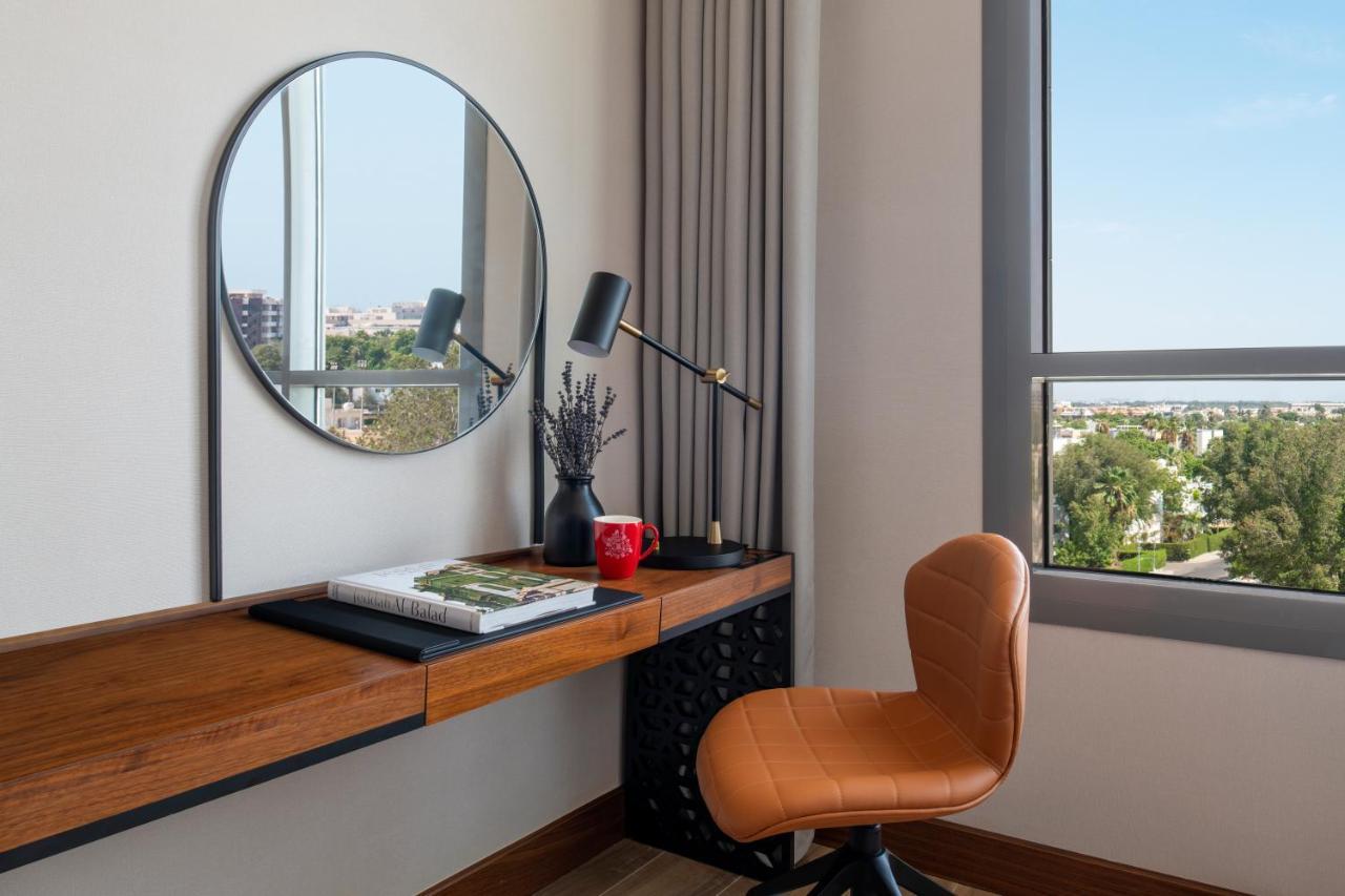 Swissotel Living เจดดาห์ ภายนอก รูปภาพ A work desk in a hotel room