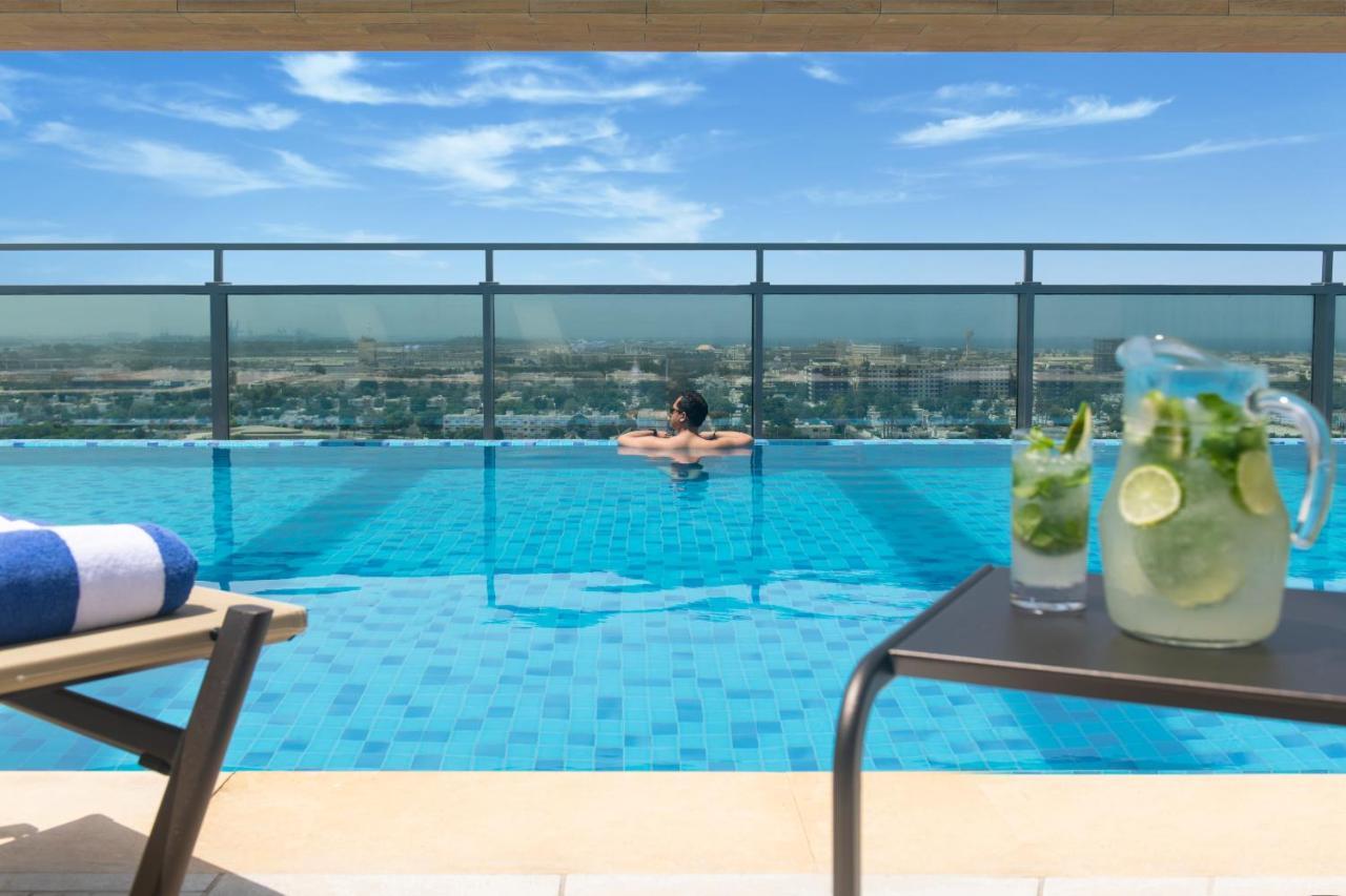 Swissotel Living เจดดาห์ ภายนอก รูปภาพ The swimming pool at the hotel