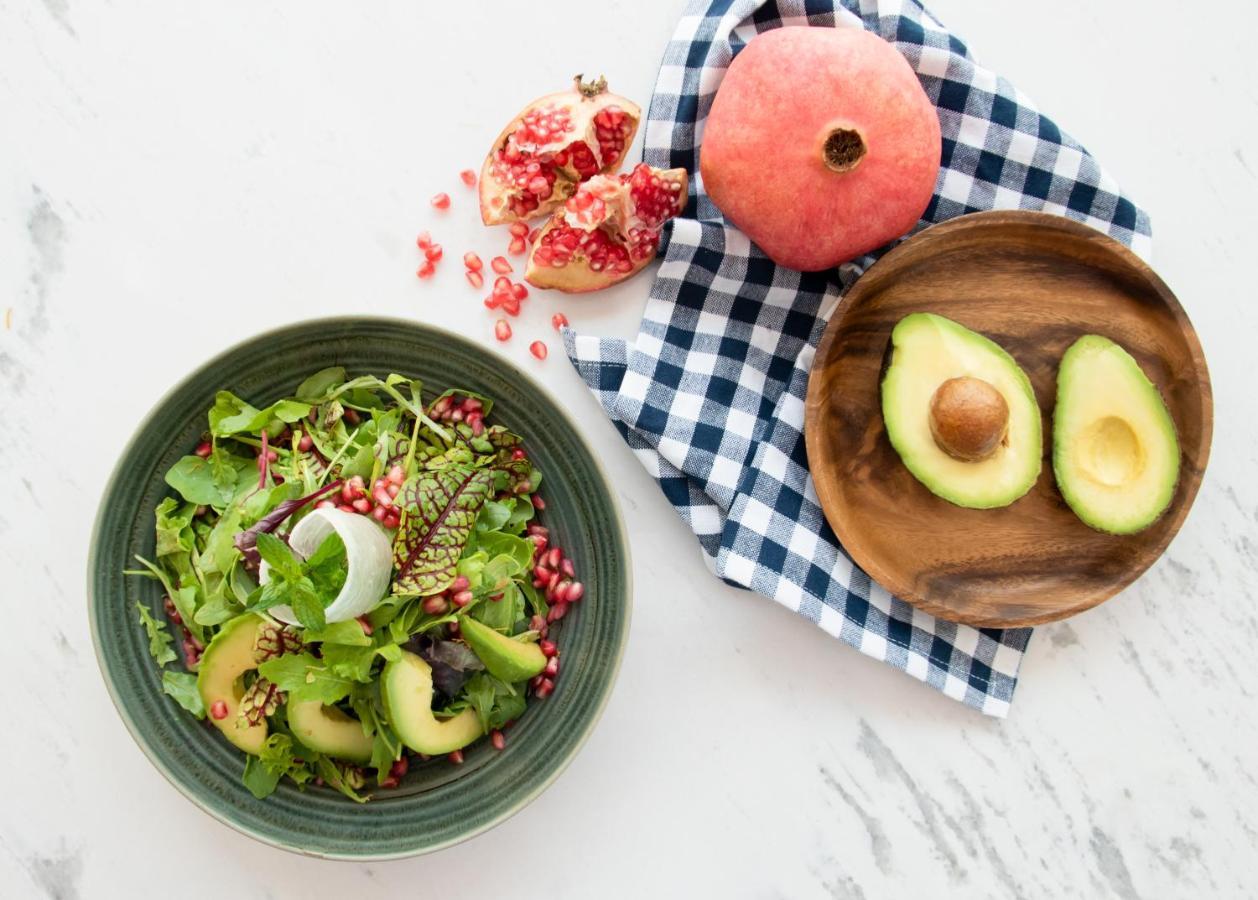 Swissotel Living เจดดาห์ ภายนอก รูปภาพ A salad with pomegranate seeds