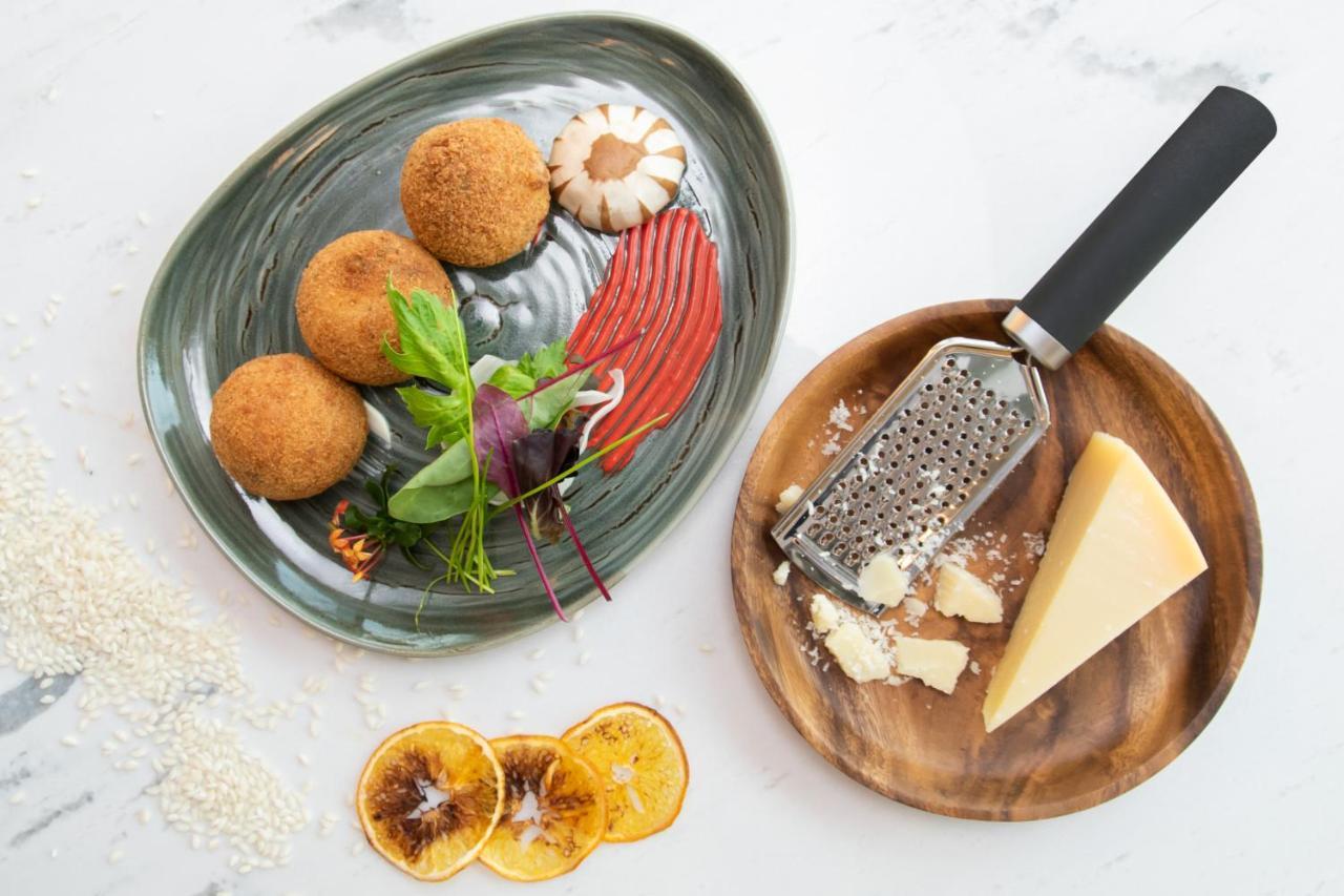 Swissotel Living เจดดาห์ ภายนอก รูปภาพ A grater in use