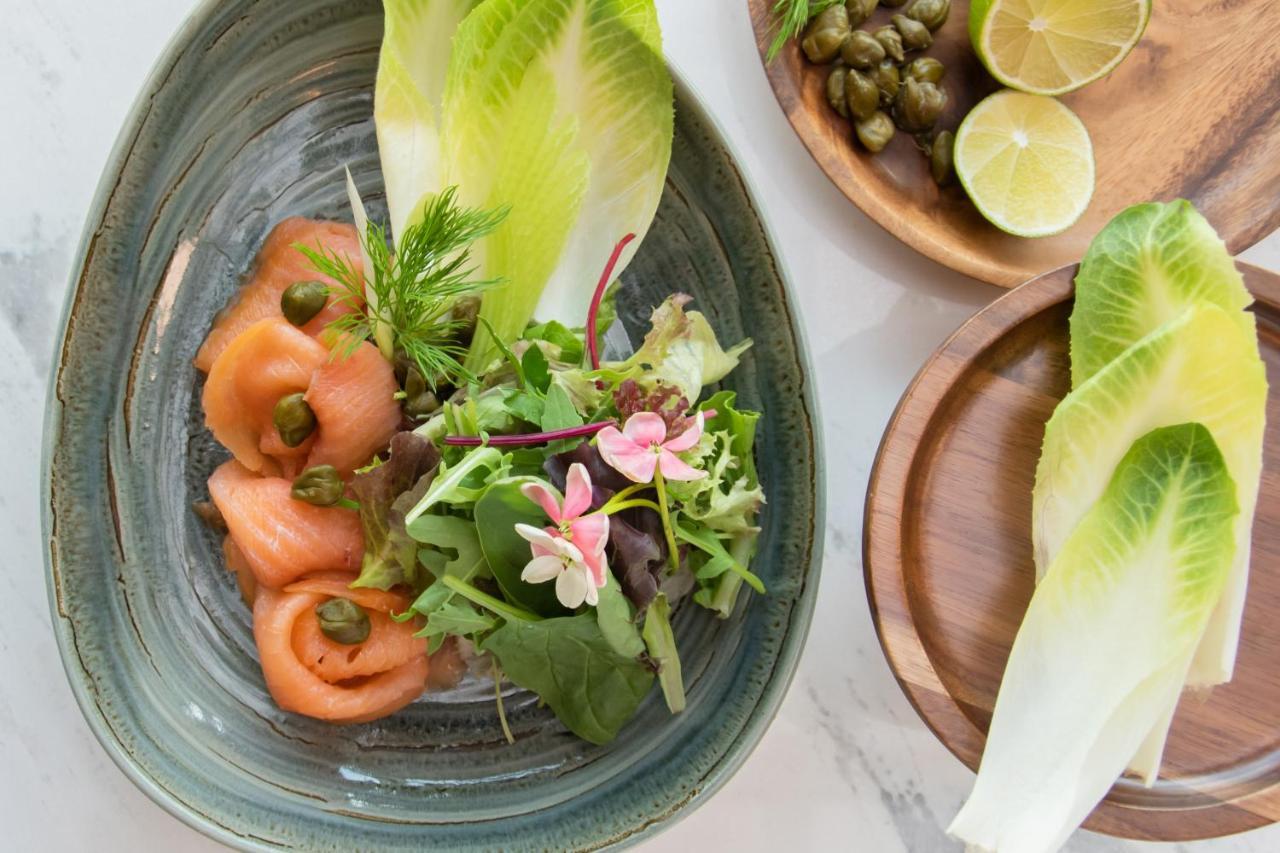 Swissotel Living เจดดาห์ ภายนอก รูปภาพ A salad with smoked salmon