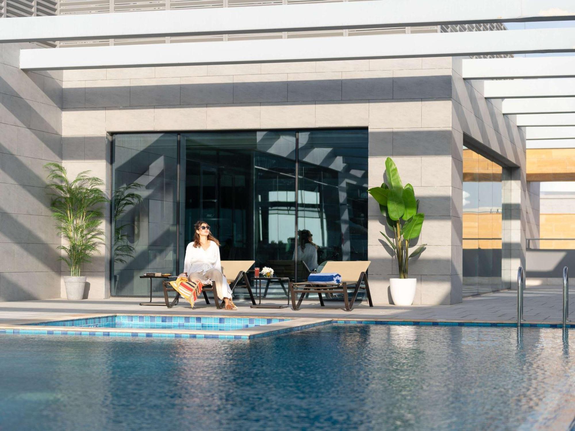 Swissotel Living เจดดาห์ ภายนอก รูปภาพ The swimming pool at the hotel