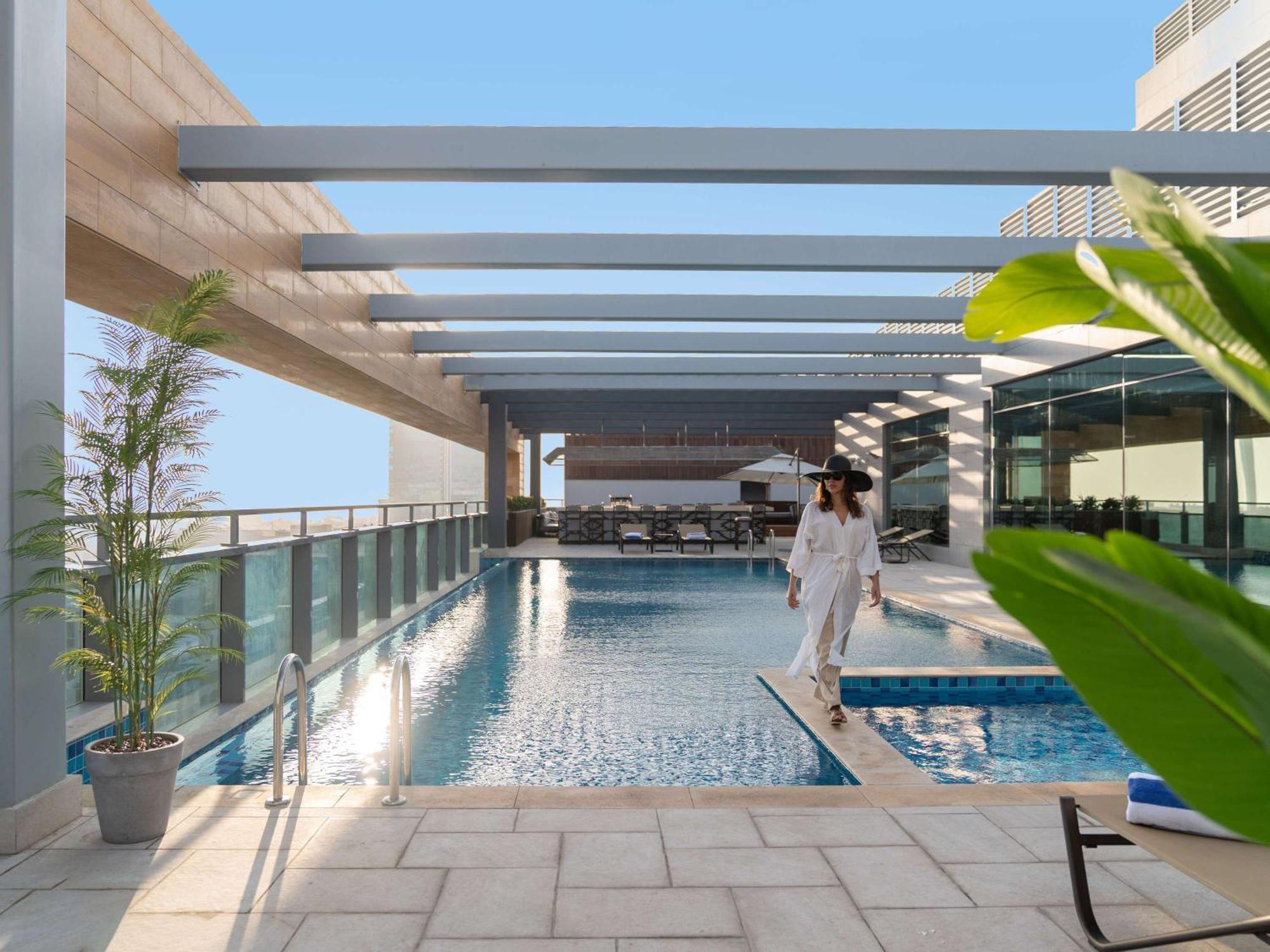 Swissotel Living เจดดาห์ ภายนอก รูปภาพ The swimming pool at the hotel