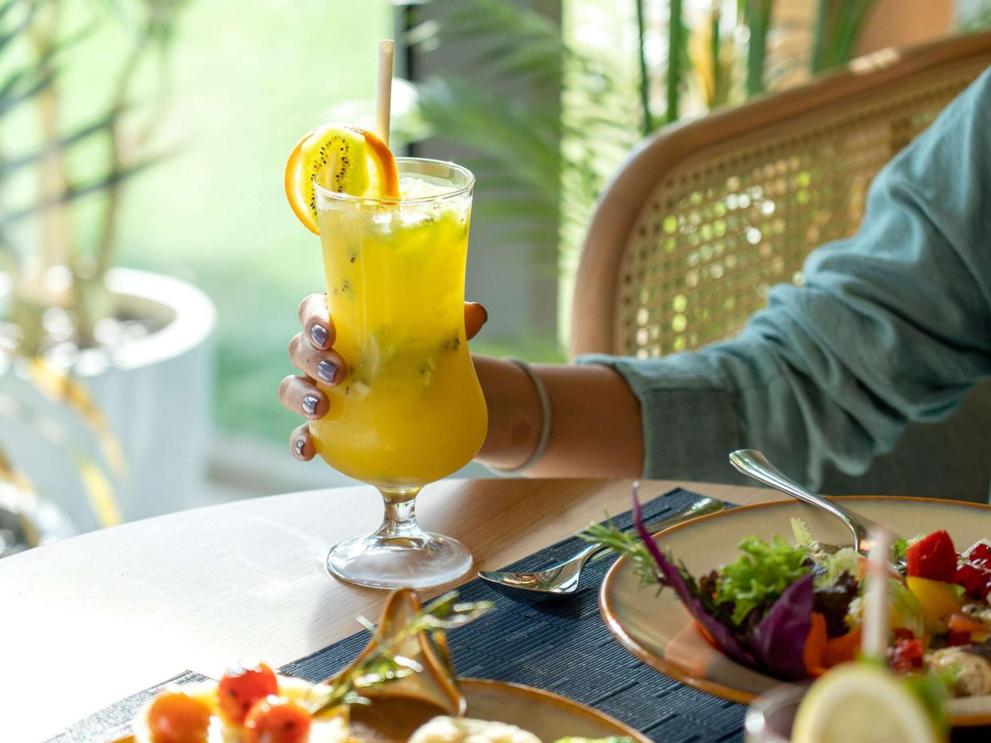 Swissotel Living เจดดาห์ ภายนอก รูปภาพ A woman holding a glass of juice