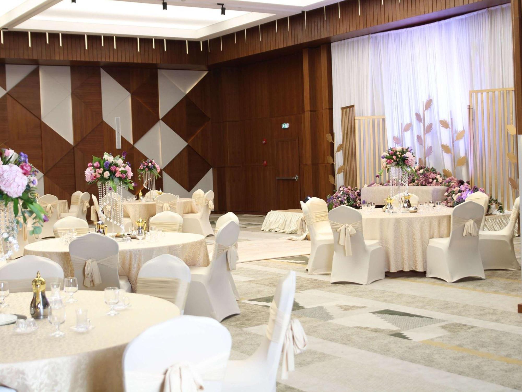 Swissotel Living เจดดาห์ ภายนอก รูปภาพ A wedding reception at the Grand Ballroom