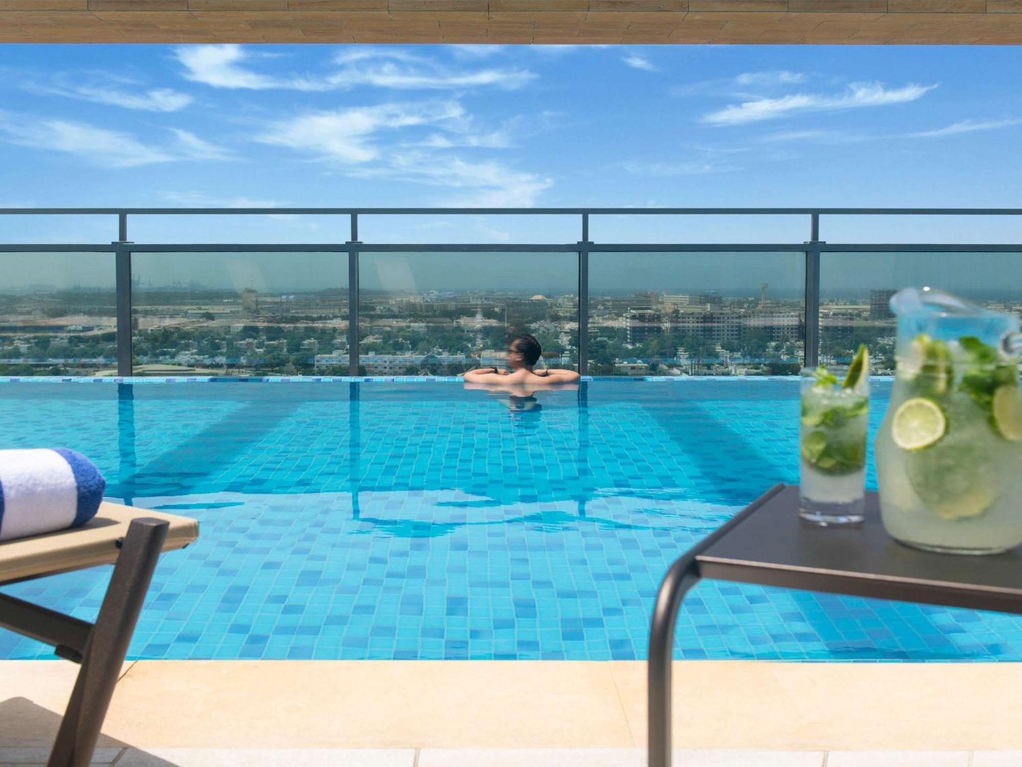 Swissotel Living เจดดาห์ ภายนอก รูปภาพ The swimming pool at the hotel